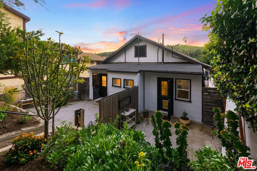 534 Casanova St