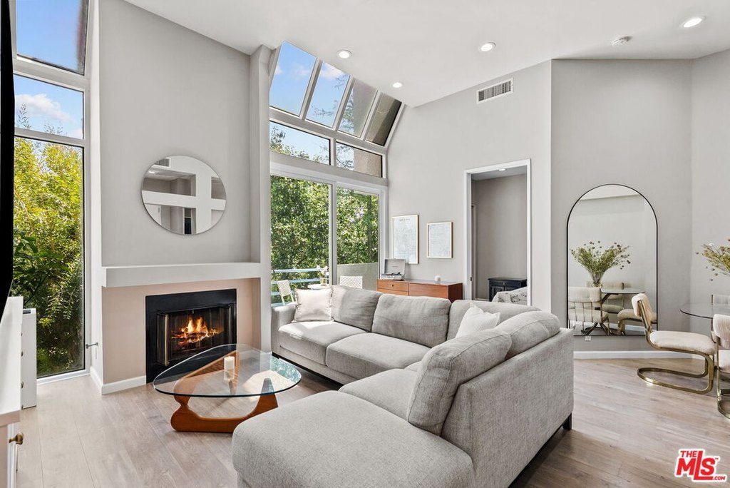 5151 Balboa Blvd Unit 303